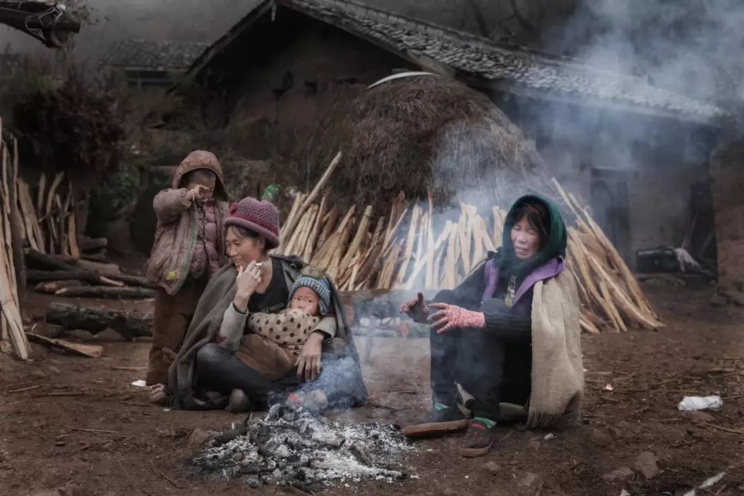 《老妇人》——大凉山印象 ——勤快的老人在串辣椒.