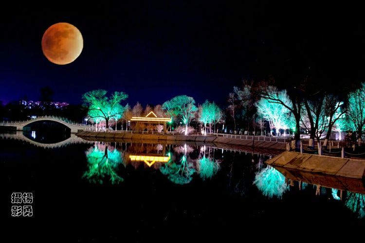 梦幻迷离小城夜,月色朗朗照乾坤.隆冬酷寒摄佳景,唯美真情赞故乡.